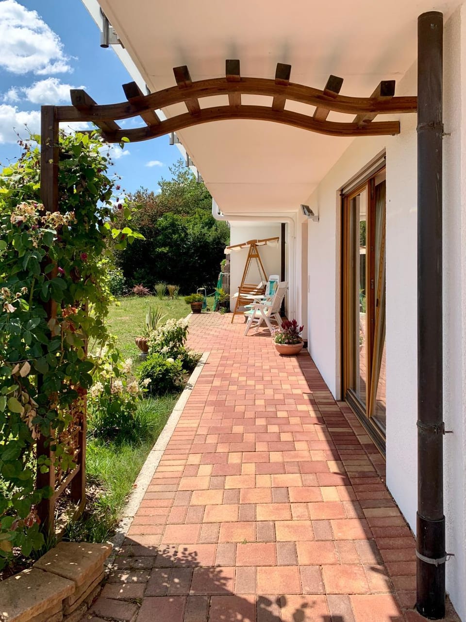 Property building, Patio, Facade/entrance, Spring, Day, Garden, Garden view