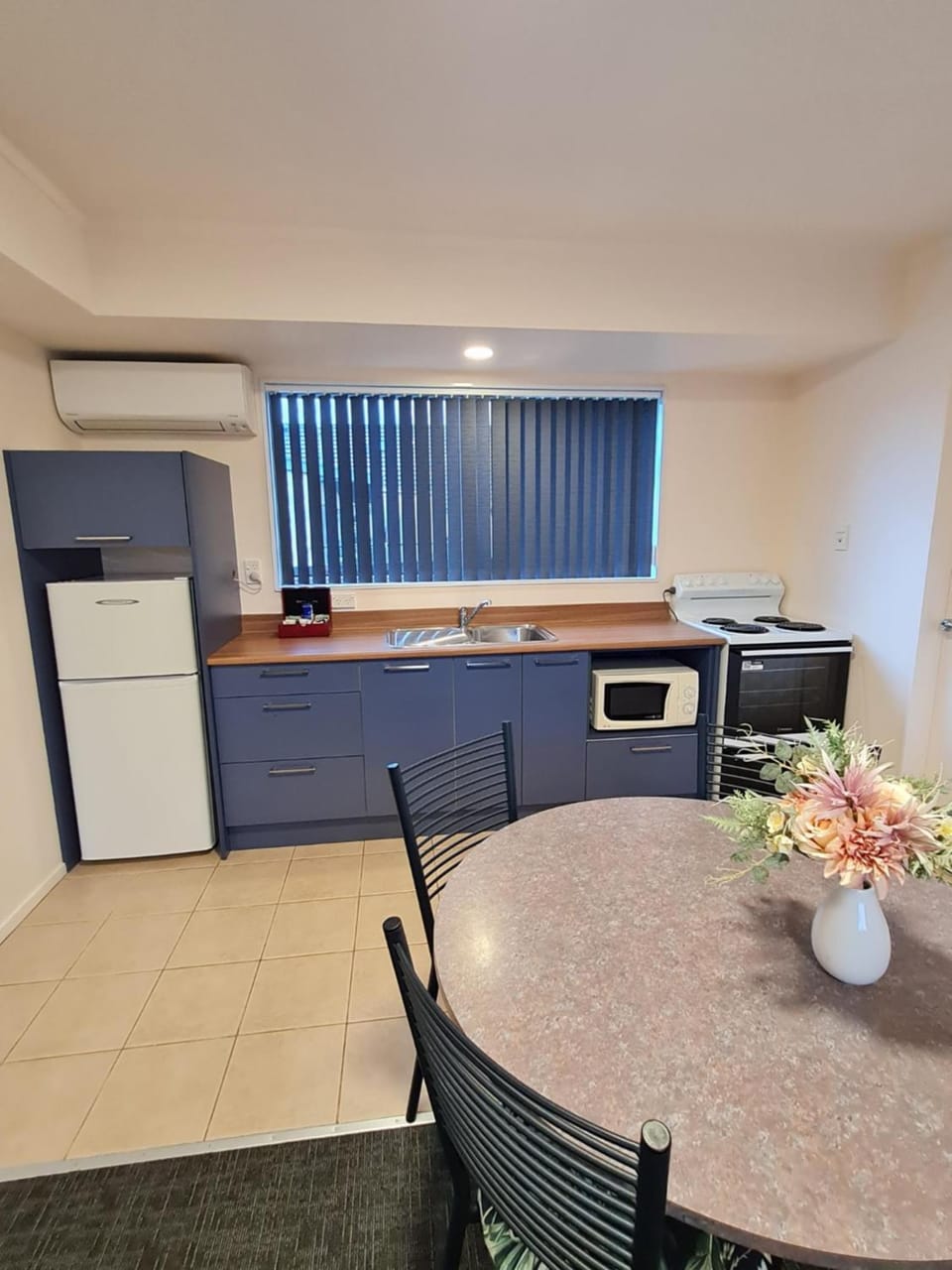 Kitchen or kitchenette, Dining area, heating, oven