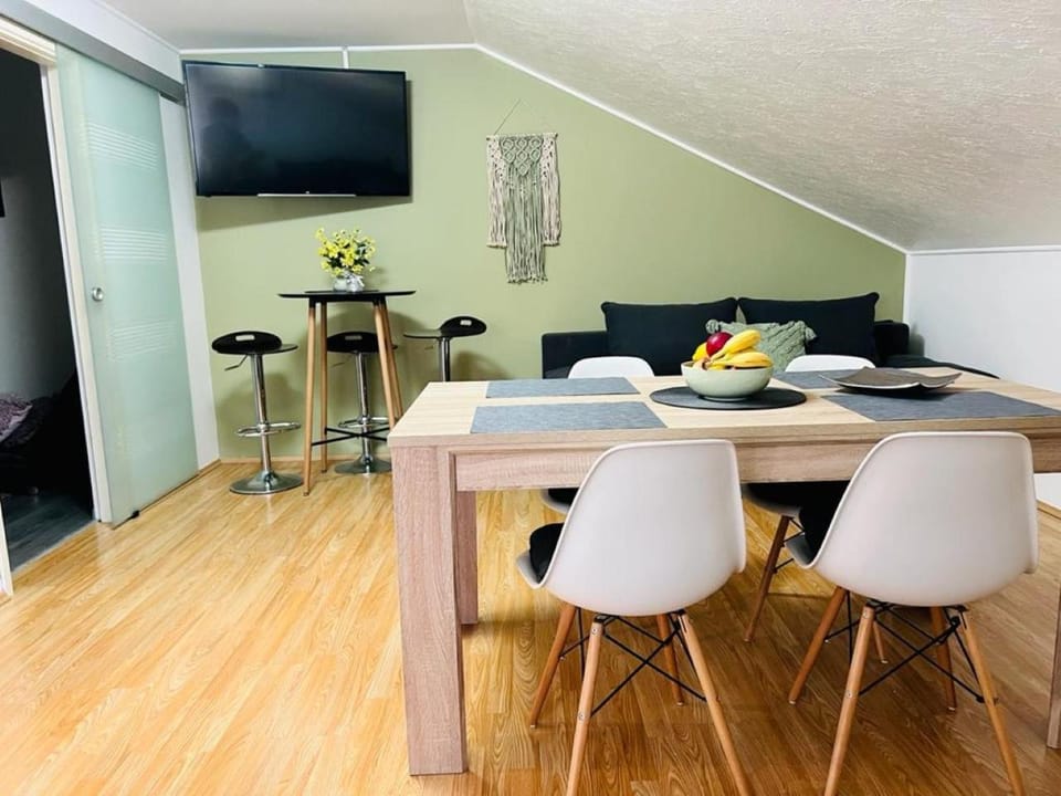 Living room, Dining area