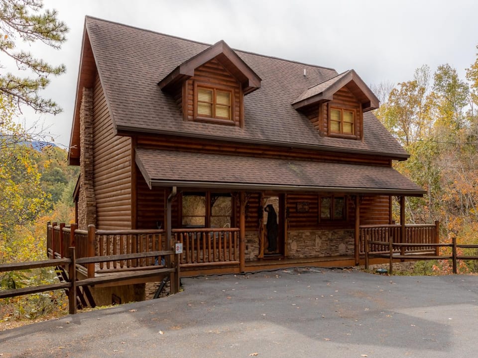 Property building, Facade/entrance, Autumn, Parking