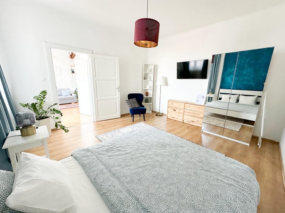 Bed, TV and multimedia, Bedroom