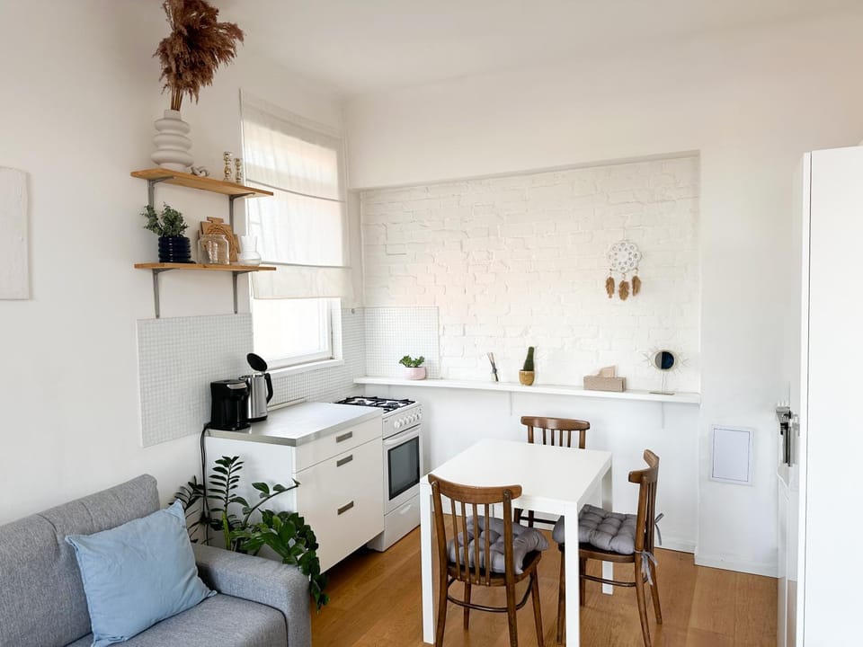 Kitchen or kitchenette, Photo of the whole room, Dining area