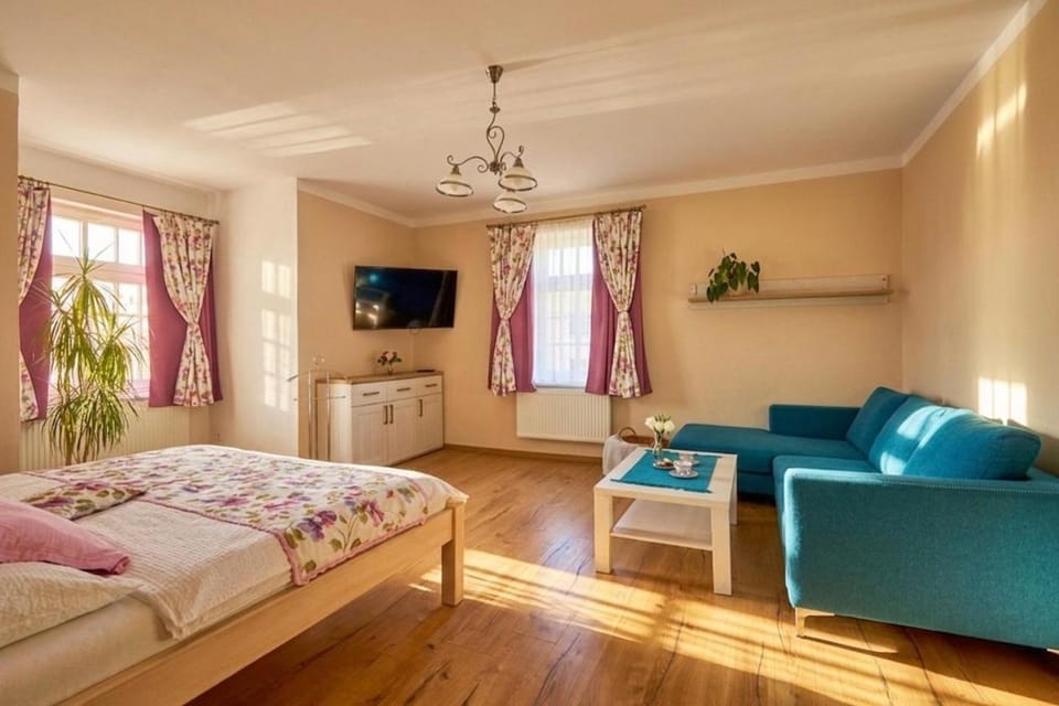 Bed, Living room, Photo of the whole room, Seating area, Bedroom