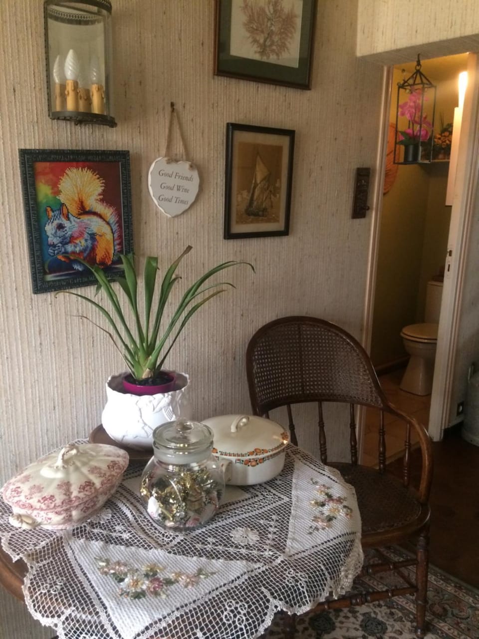 Toilet, Decorative detail