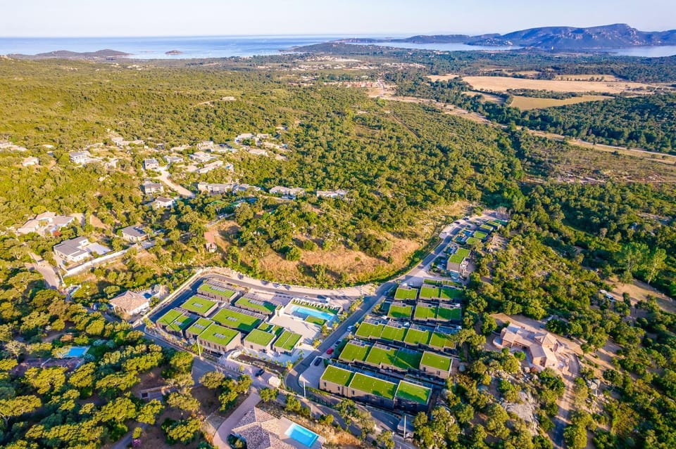 Property building, Nearby landmark, Spring, Day, Neighbourhood, Natural landscape, Bird's eye view, Summer, City view, Lake view, Mountain view, Sea view, Swimming pool