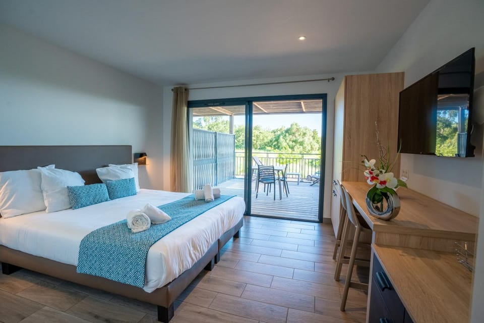Bed, Day, Summer, Garden, TV and multimedia, Balcony/Terrace, Photo of the whole room, Seating area, Bedroom, towels