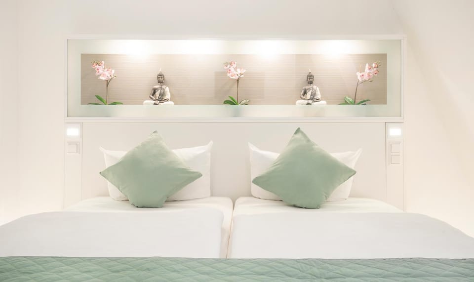 Photo of the whole room, Decorative detail