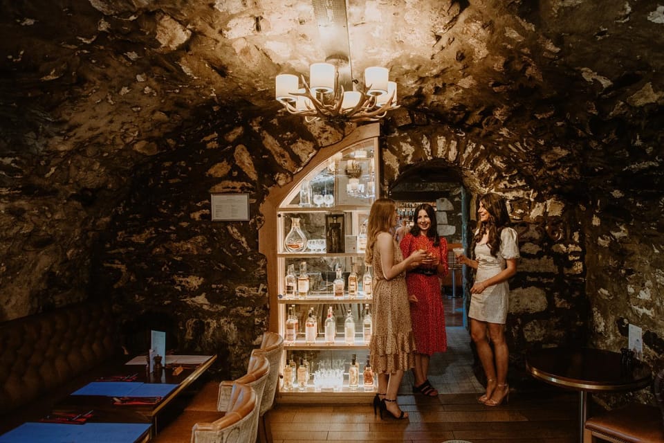 Restaurant/places to eat, People, group of guests