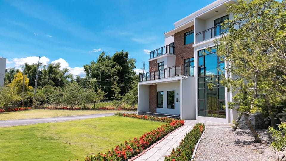 Property building, Day, Garden, Garden view