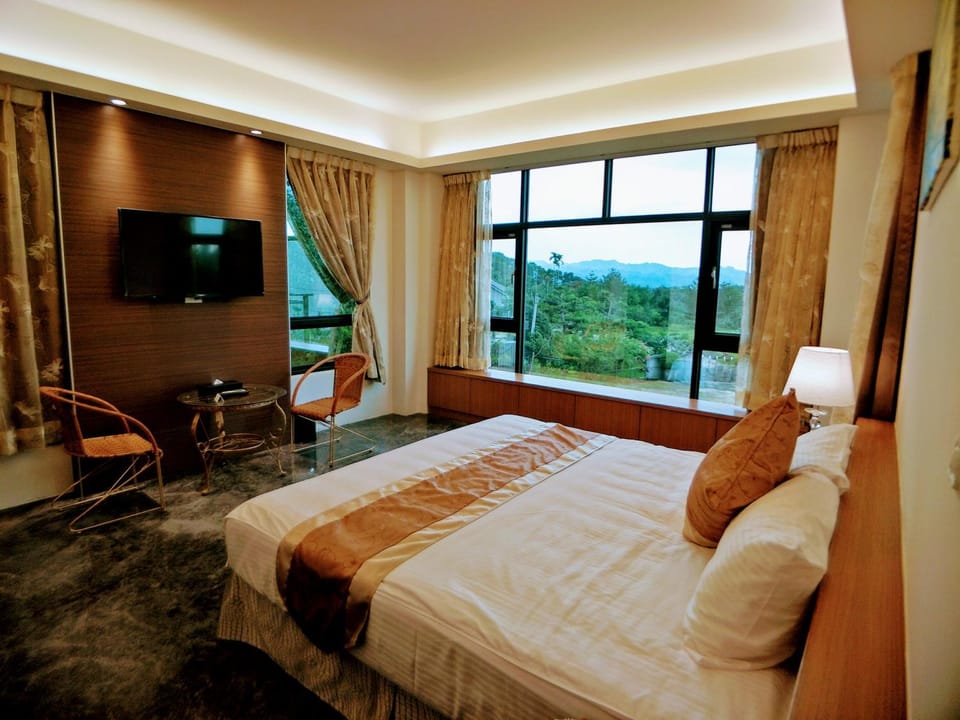 Bed, Photo of the whole room, Bedroom, Mountain view