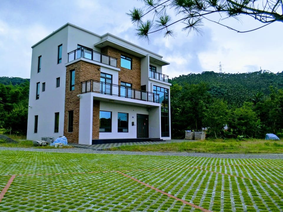 Property building, Spring, Day, Natural landscape, Garden, Garden view, Mountain view