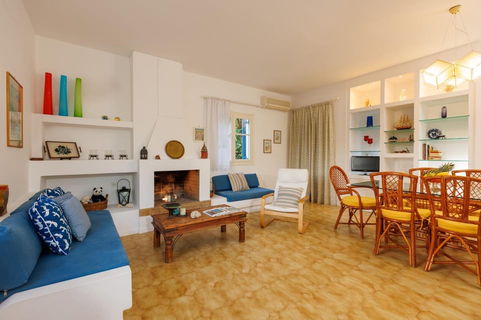 TV and multimedia, Living room, Seating area, Dining area