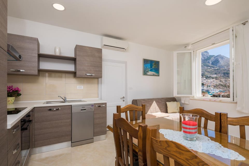 Kitchen or kitchenette, Dining area, Sea view