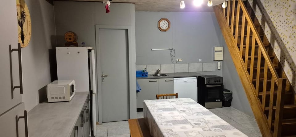 Kitchen or kitchenette, oven