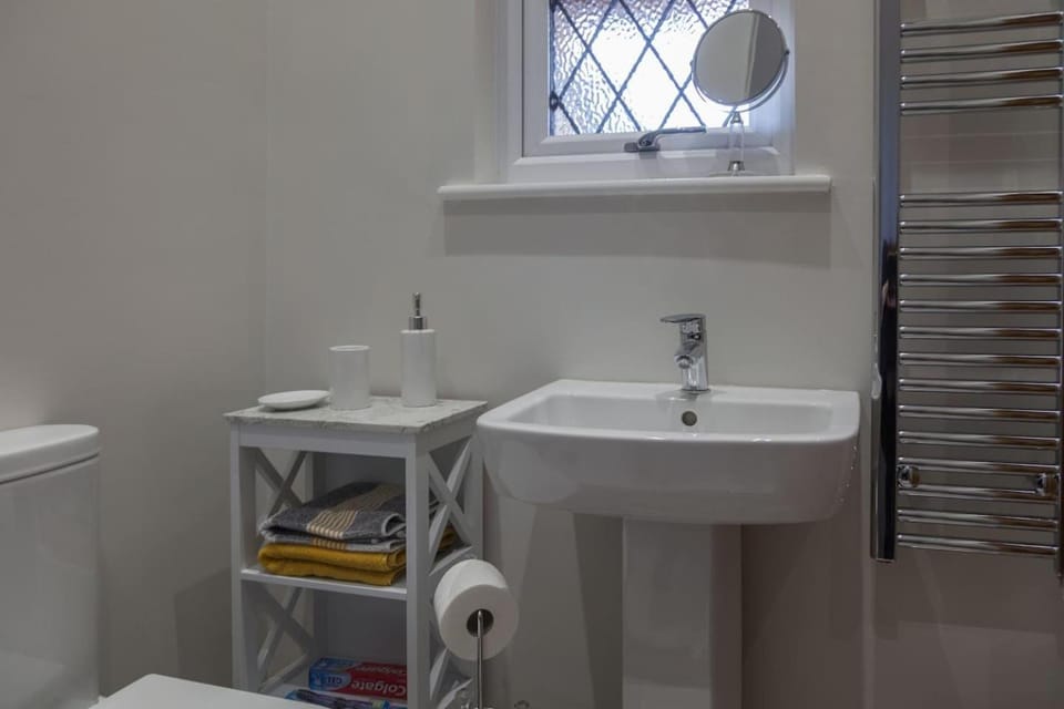 Herefordshire - Little Oak - Charming Cottage in Rural Location North of Hereford - Sleeps 2 Guets - Ideal For A Cozy Trip Away - Hosted By RENTMYHOUSE Apartment in Wales