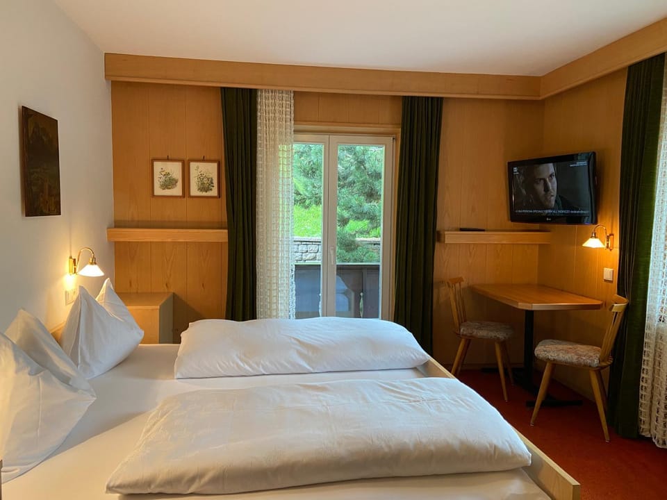 Bed, TV and multimedia, Photo of the whole room, Bedroom, hair dresser