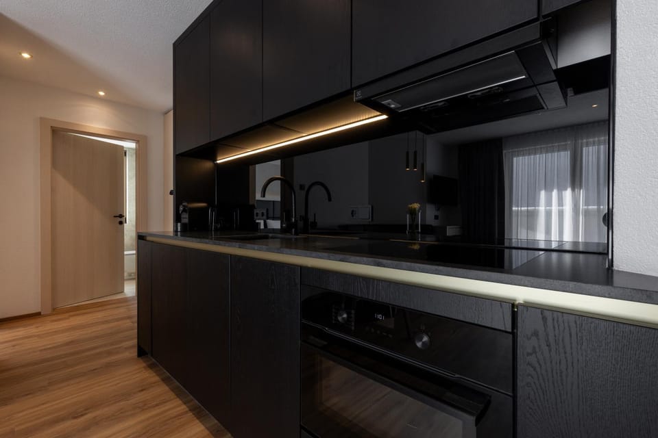 Kitchen or kitchenette, dishwasher, stove