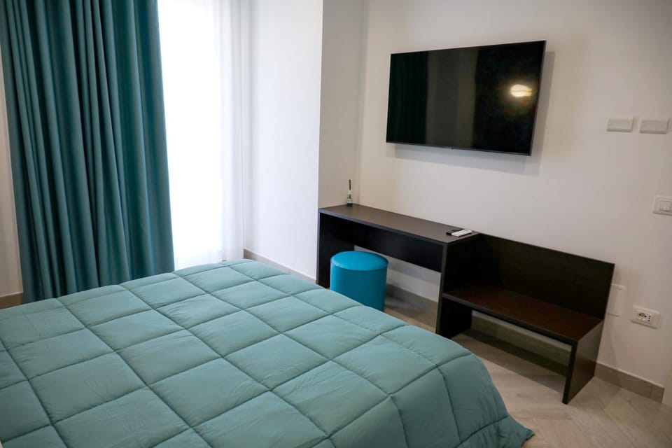 Bed, TV and multimedia, Bedroom