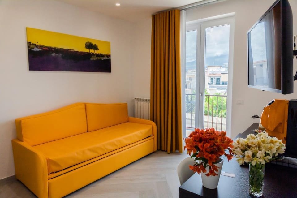 Communal lounge/ TV room, TV and multimedia, Living room, Seating area, Garden view