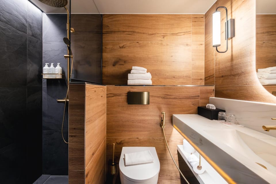 Shower, Toilet