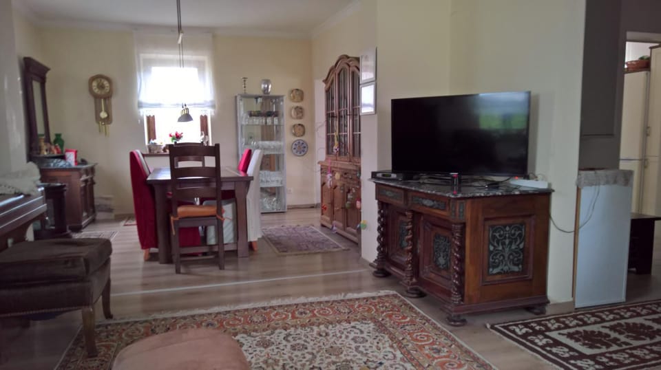 TV and multimedia, Living room, Seating area, Dining area