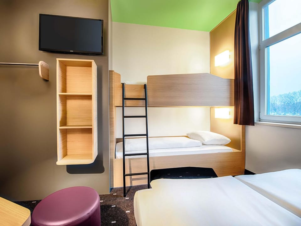 Photo of the whole room, Family