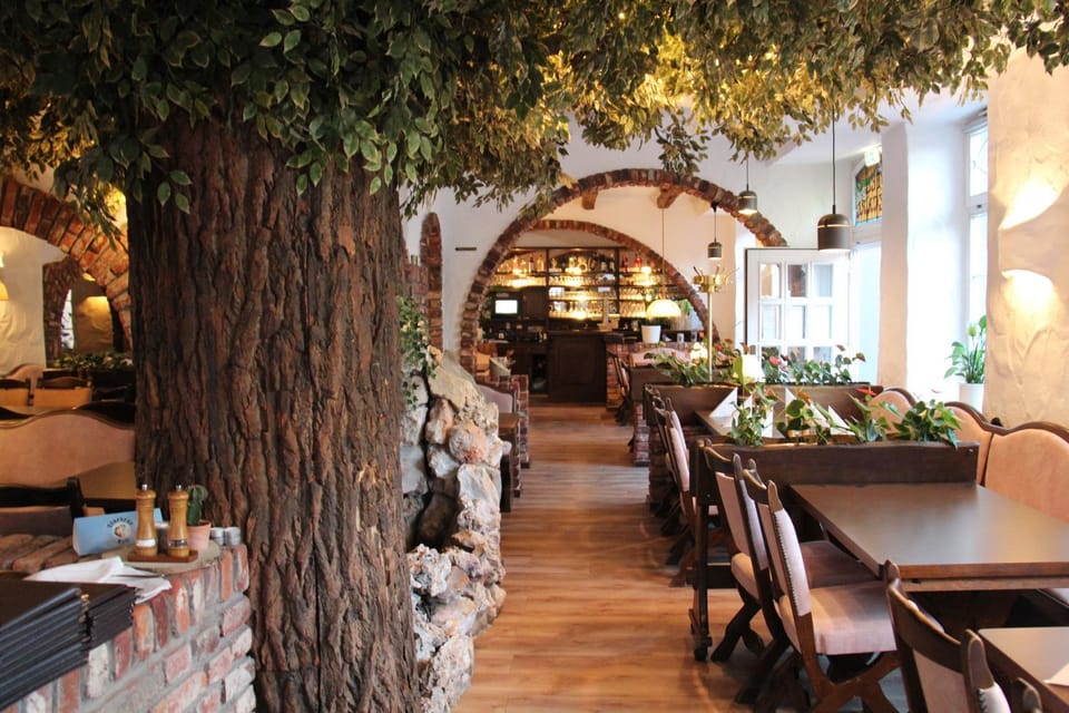 Restaurant/places to eat, Banquet/Function facilities, Seating area