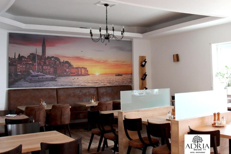Restaurant/places to eat, Banquet/Function facilities, Breakfast