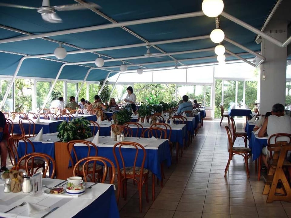 Restaurant/places to eat, People, group of guests