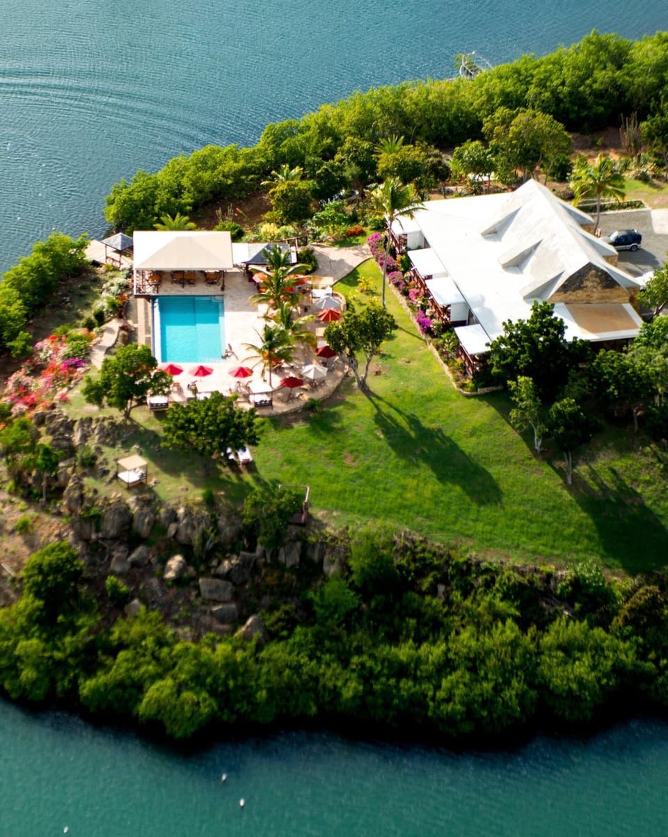 Property building, Natural landscape, Sea view, Swimming pool