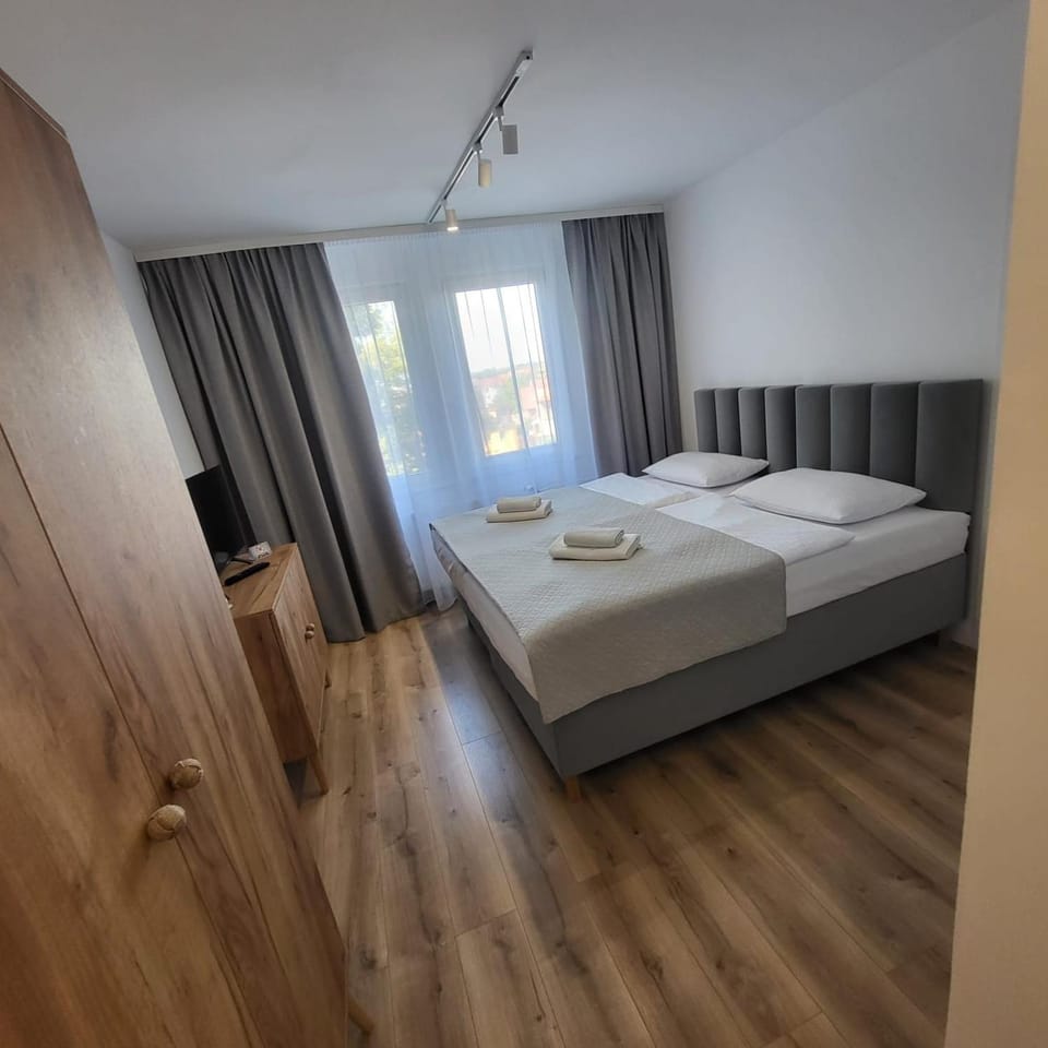 Bed, TV and multimedia, Photo of the whole room, Bedroom, towels, wardrobe