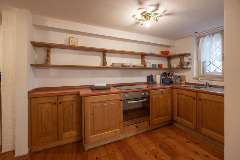 Kitchen or kitchenette, dishwasher, stove