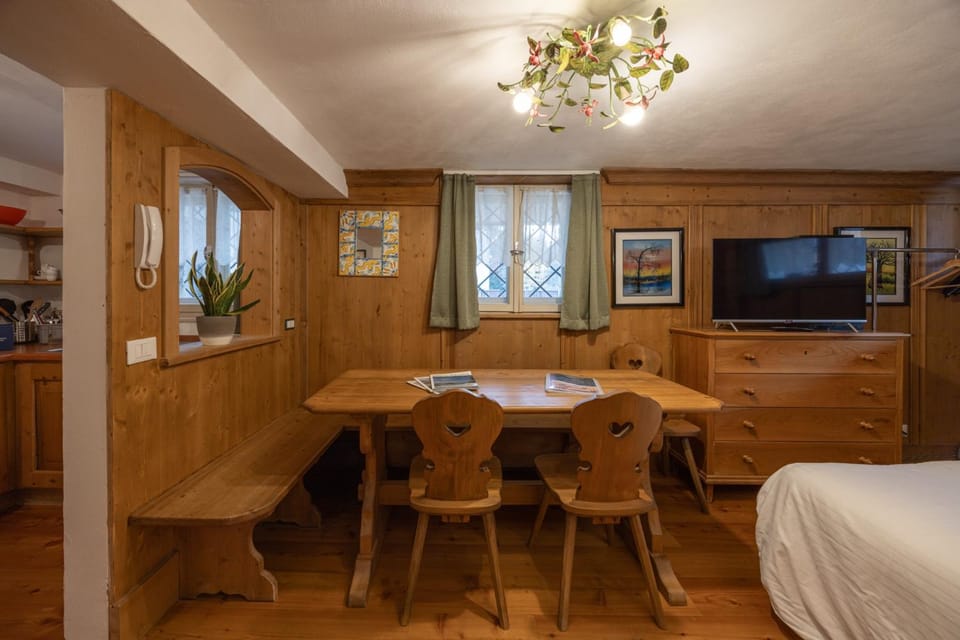 Photo of the whole room, Dining area