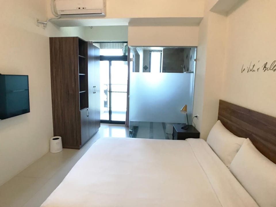 Toilet, Bed, Balcony/Terrace, Photo of the whole room