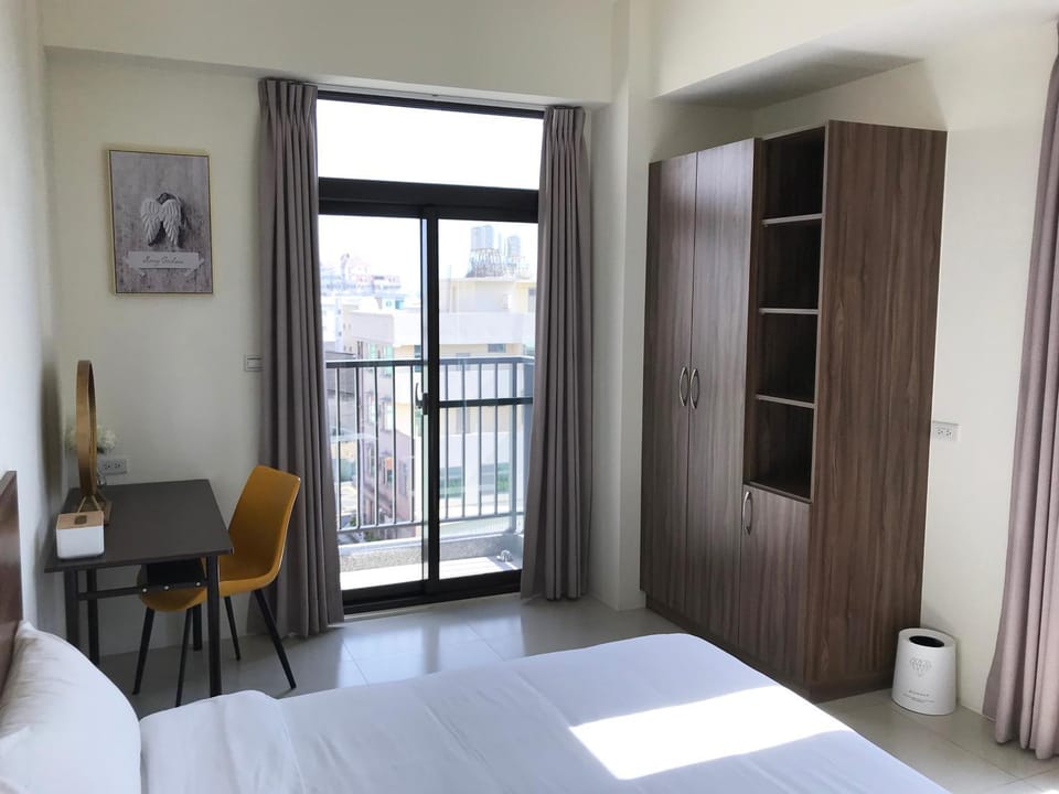 Balcony/Terrace, Street view