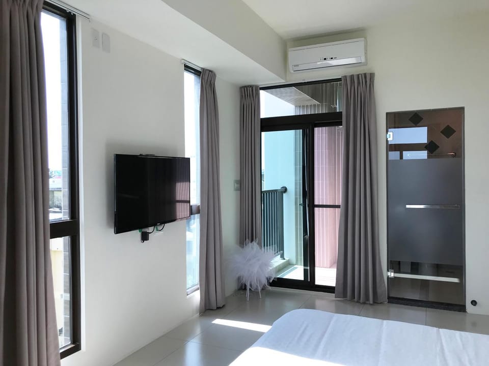 Communal lounge/ TV room, Bathroom, Balcony/Terrace, Photo of the whole room