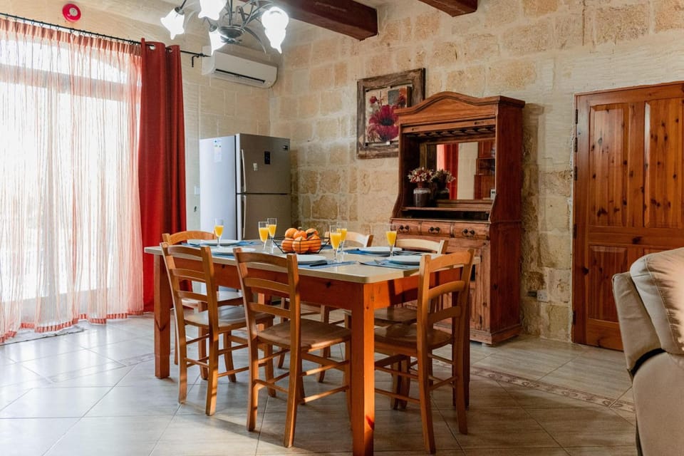 Villa Savona Sleeps 7 with Private Pool Villa in Malta
