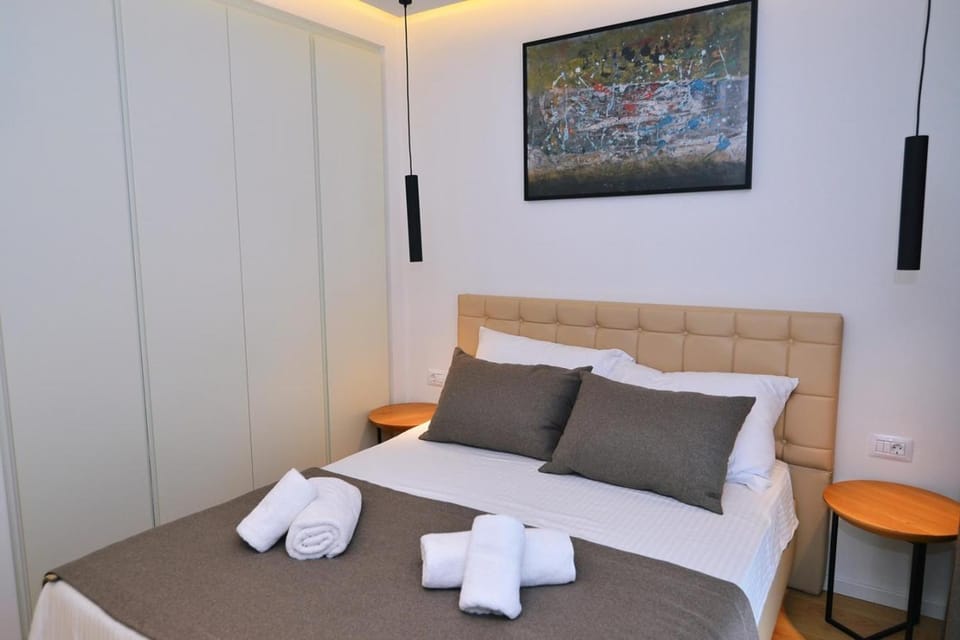 Bed, TV and multimedia, Bedroom