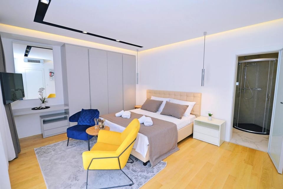 Bed, TV and multimedia, Bedroom