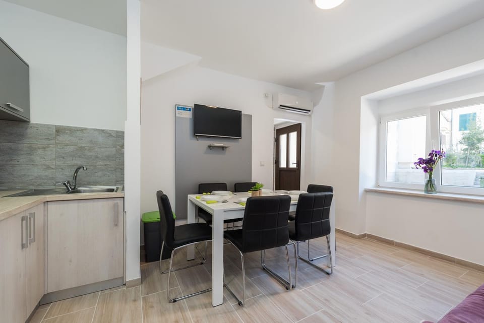 Balen city central house for 8 House in Novalja