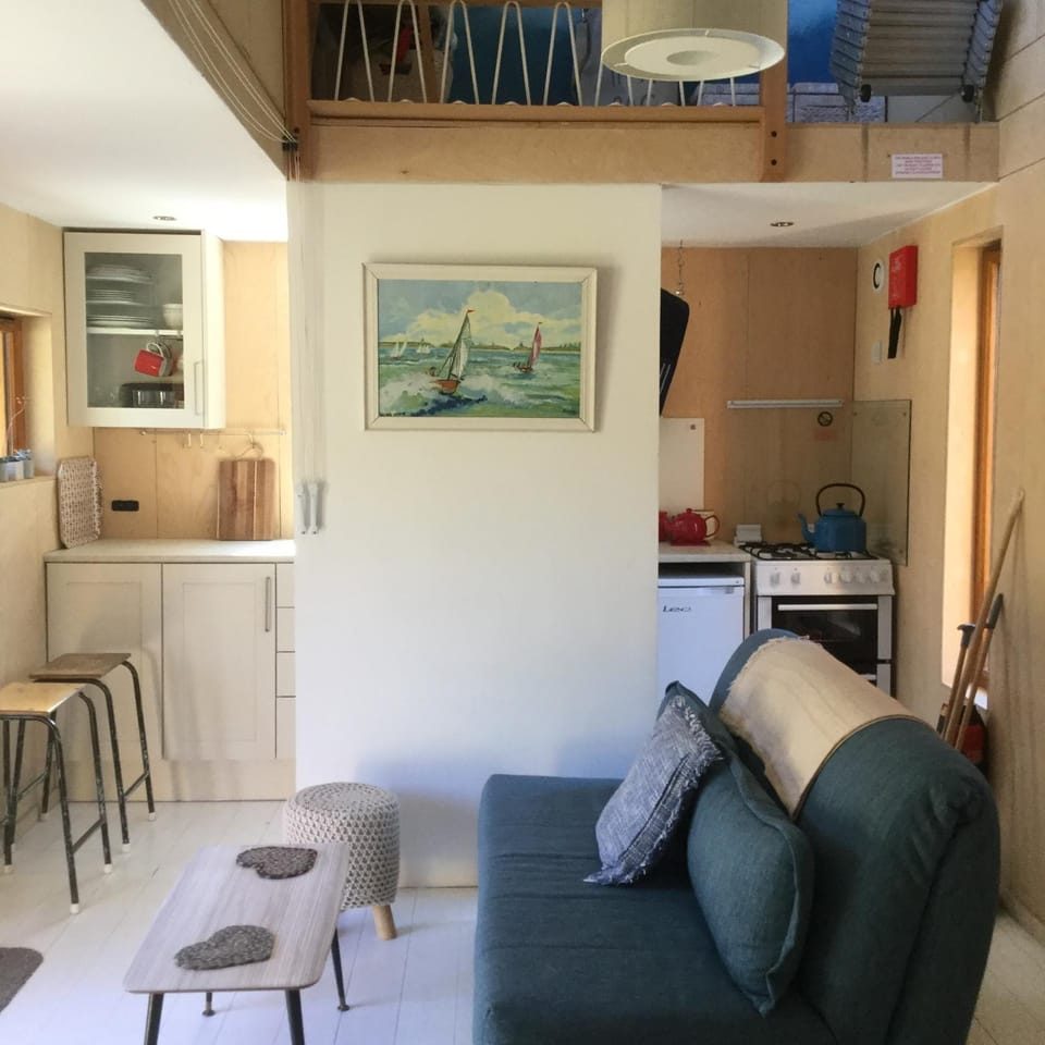 Bed, Coffee/tea facilities, Kitchen or kitchenette, Living room, Seating area