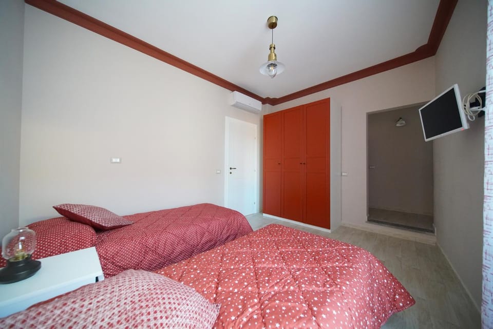 Bed, TV and multimedia, Photo of the whole room, Bedroom