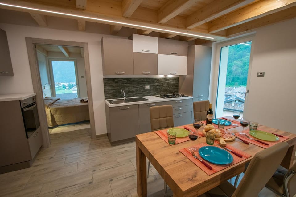 Kitchen or kitchenette, Dining area