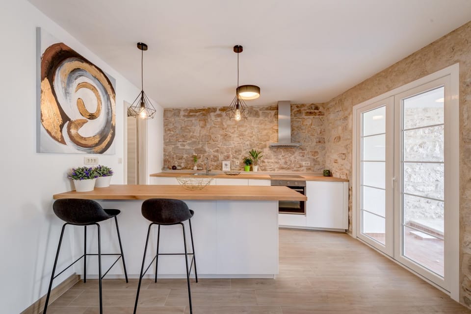 Kitchen or kitchenette, Seating area