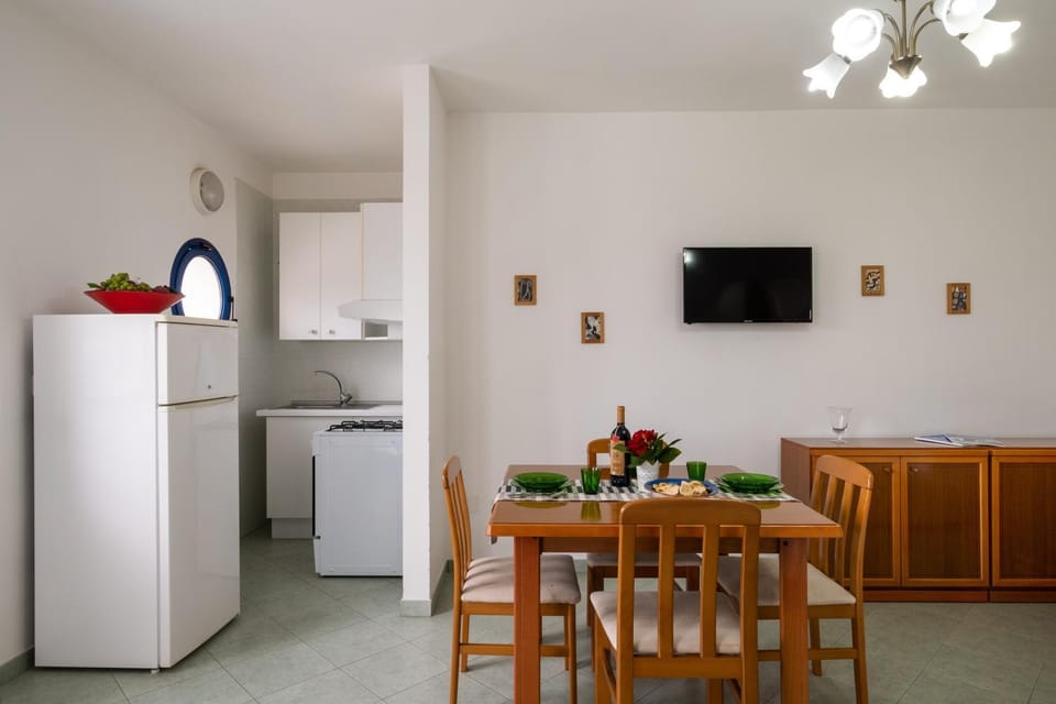 Property building, Kitchen or kitchenette, Living room