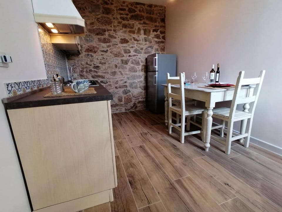 Kitchen or kitchenette, Dining area