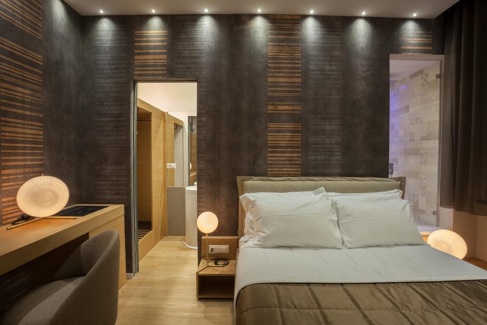 Bed, Photo of the whole room, wardrobe