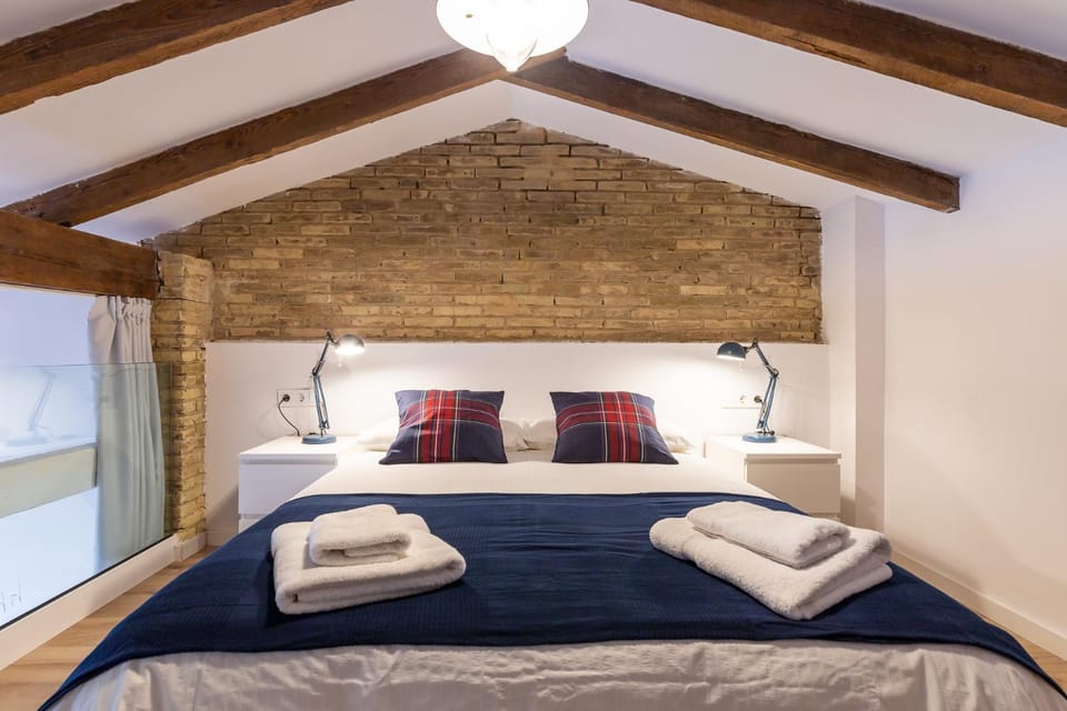 Bed, Photo of the whole room, Decorative detail, Bedroom