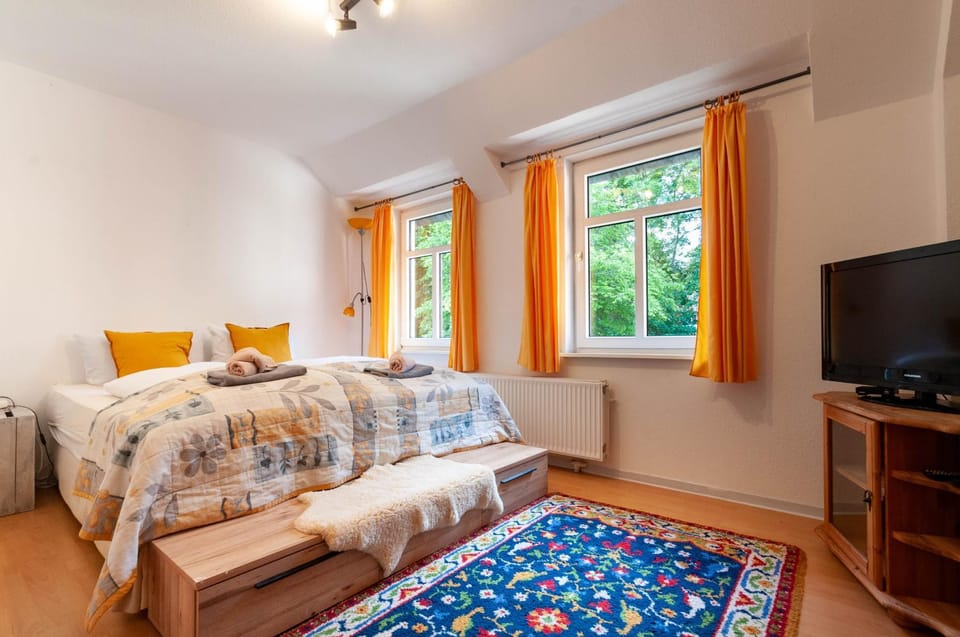 Bed, Living room, Bedroom, towels