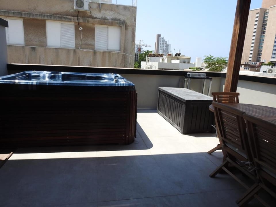 Balcony/Terrace, Entertainment